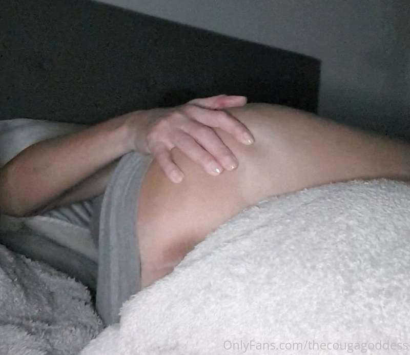 Can't sleep...pussy needs a late night rub to help!😝💤