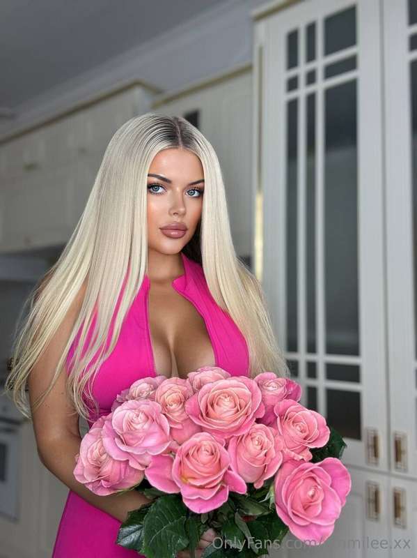 Soft petals, bright fabric...flowers suit me so well🌸I bloom..