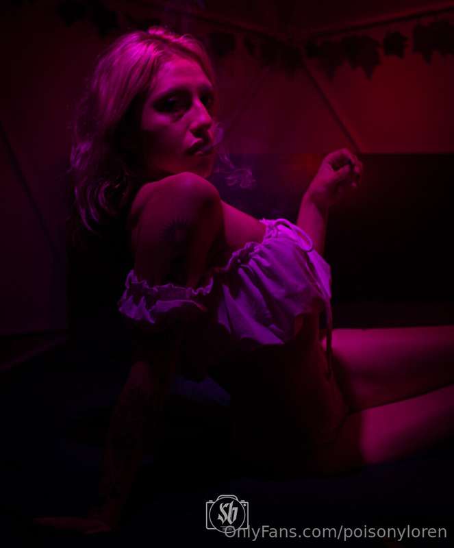 Red lights shoot❤️
Come and see the rest of the shots