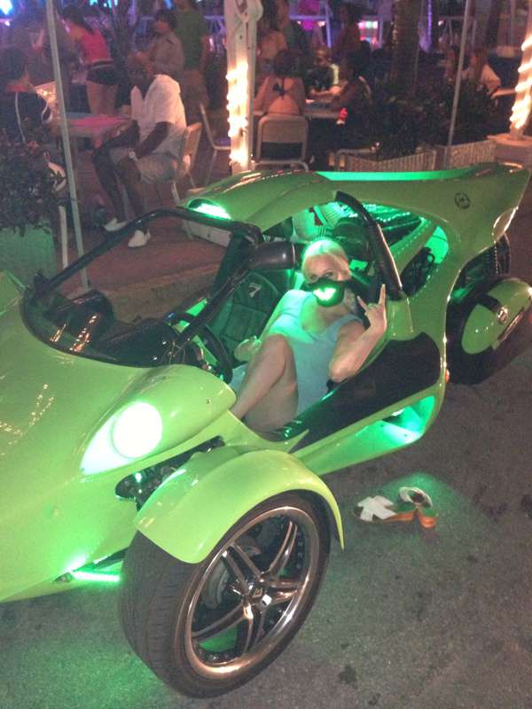 Hottest car ever lol like from some Alien movie lol 3