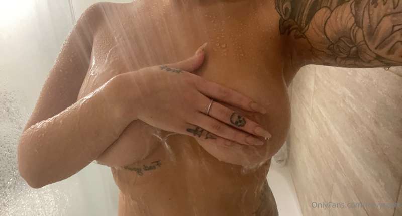 Who doesn’t love a steamy shower to start your day 🚿🥵