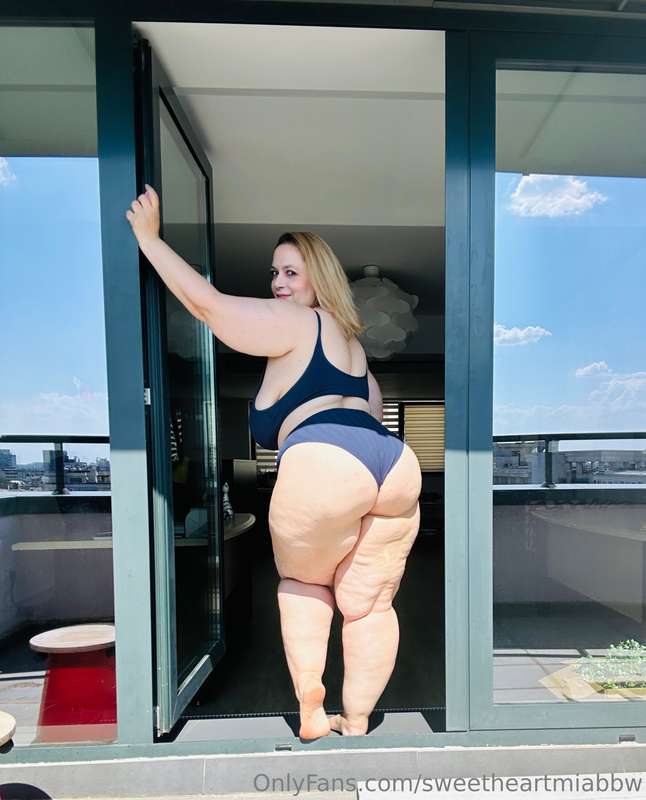 I guess the new neighbors need to see some skin too 🤣🤣🤣 6