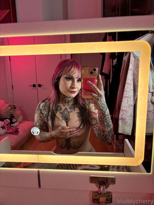 send me a tip and watch my hand disappear… 😏🖤💸