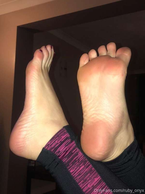 Foot fetish guys!! 👣

What is your favourite thing about a w.. 12