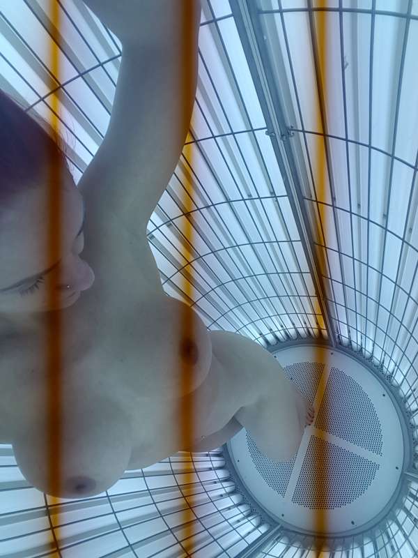 A sneaky peek inside the sunbed today 🌞 2