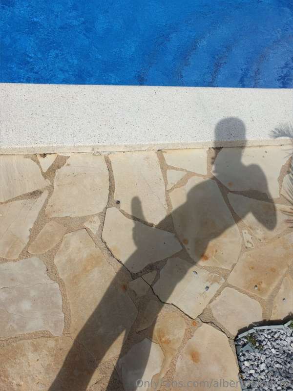 Te vienes a la piscina?? 😜🍆💦  Are you coming to the pool? 😜🍆..