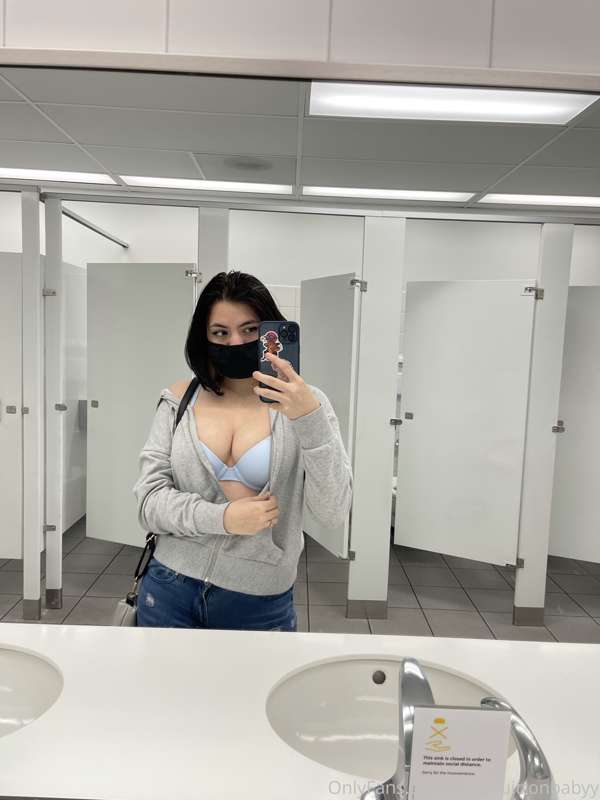went out yesterday and took some riskyyyyyy shots hehe 😳 goo..