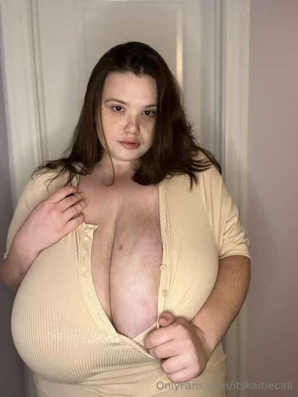 Do you guys love my endless cleavage as much as I do? 😈 1