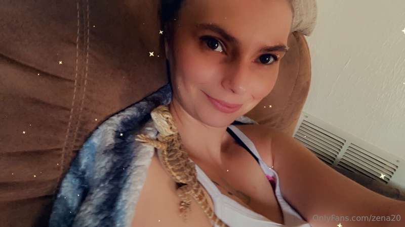 Happy Sunday 💜 relaxing with my little baby !!!