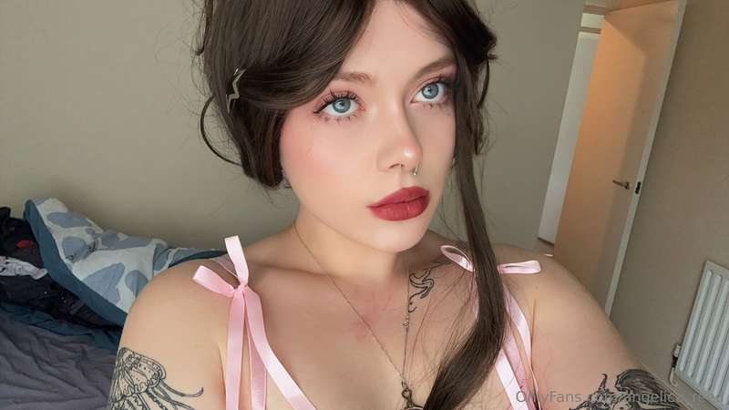 do you think I look pretty in pink? 🎀 1