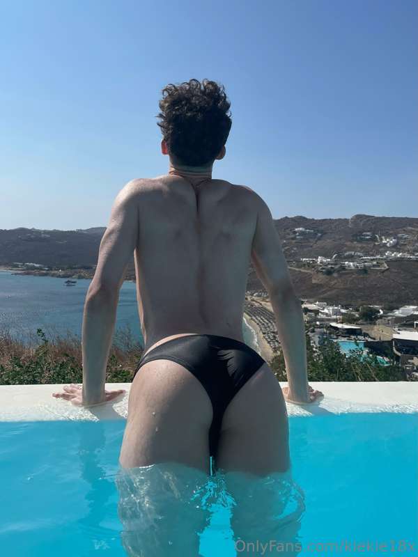 Wanna swim with me? And maybe splash about 😜💦 3