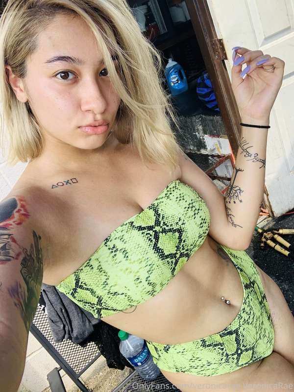 Here’s a bikini selfie to brighten up your Monday 🥰💦💦