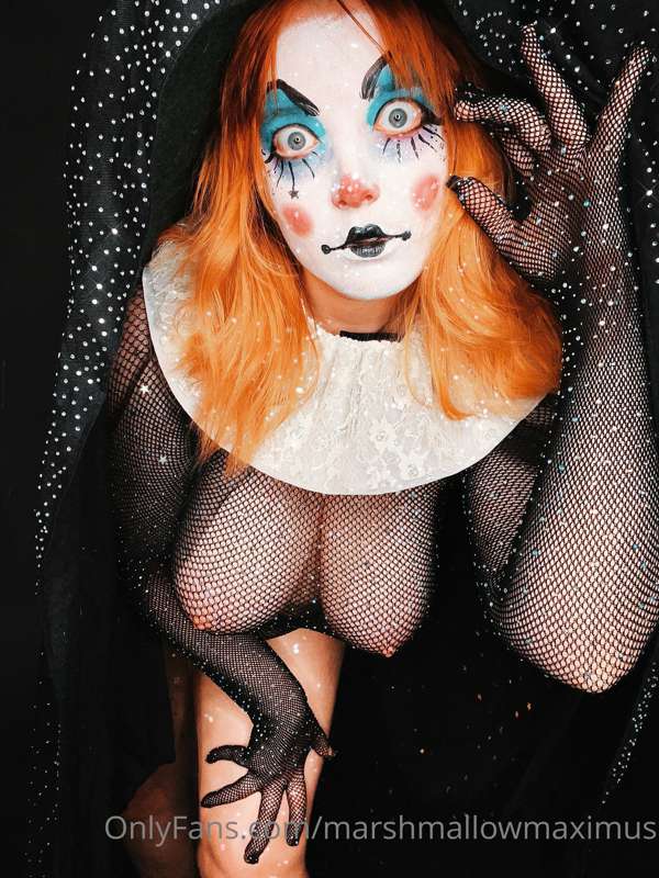 More erotic versions of my recent clown look 🫣🤡
Some lil pus..