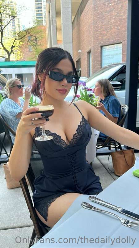 Wine and dine me ?😋🍷