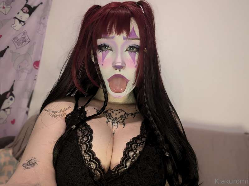 Wanna play w me? We could be silly together and make a mess .. 7