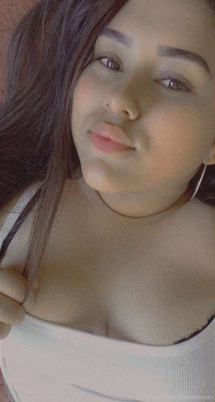 Chillin with no makeup on 😚