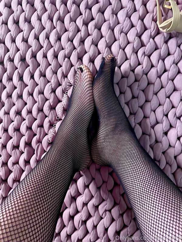 just curious, how many of you are into feet? 👣 3