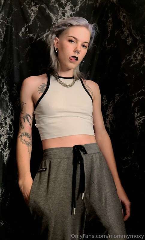 HardFemme gets hard in her sweatpants 7