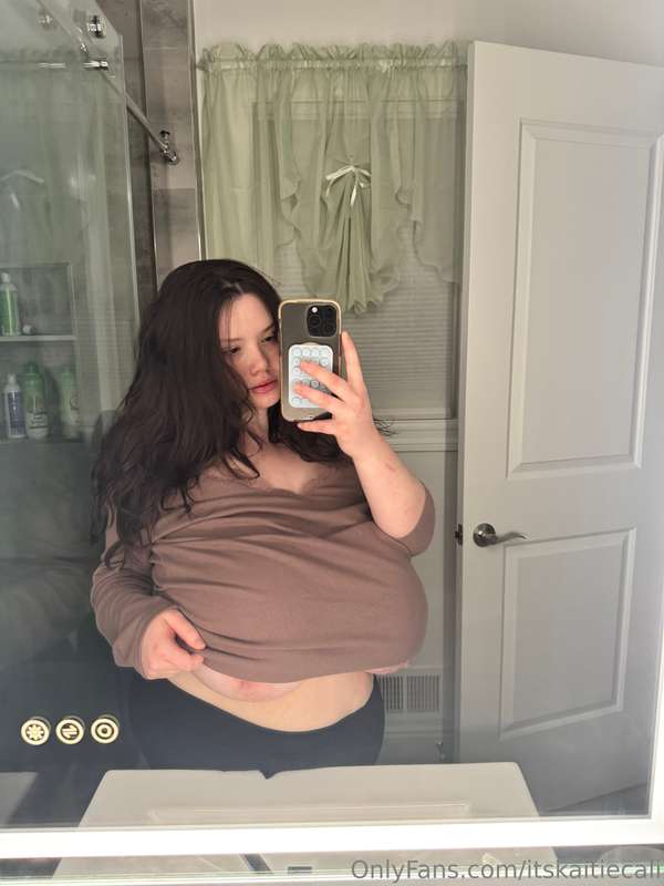 I love taking mirror pics with my nips out😋🥵