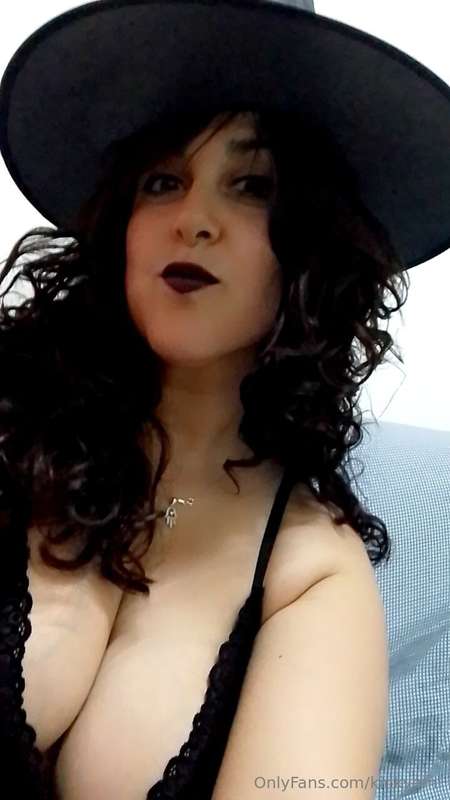 How do I l00k???? 😏😏😏 I'm re4dy to pl4y Halloween and more😈😈..