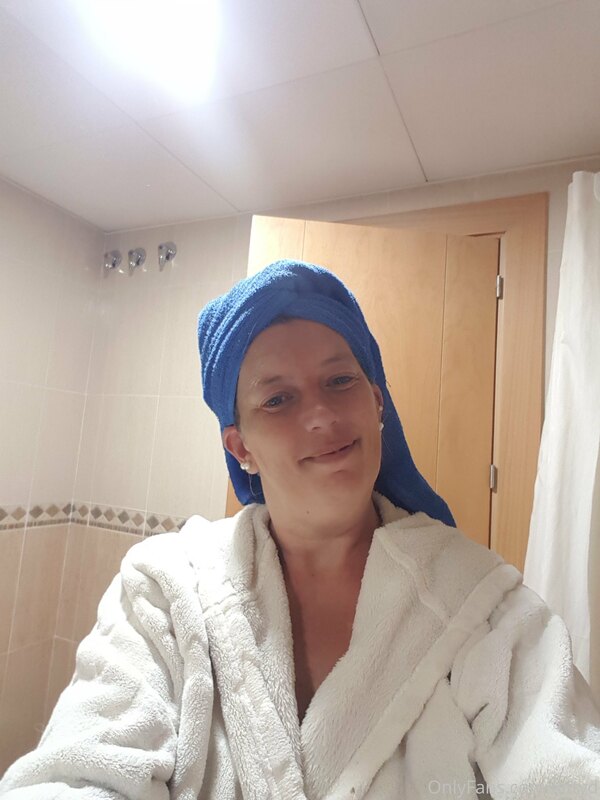 Bath time selfies ? 2
