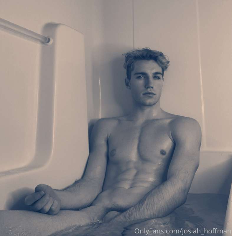 Tub time anyone? 😈💦 5