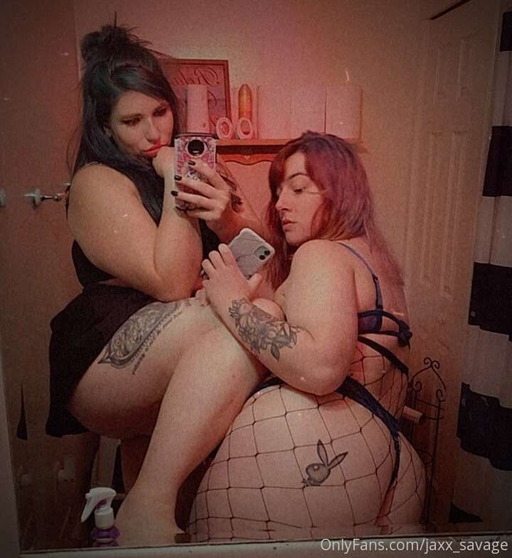 Helloween vibes 🖤🎃🧹🦇 Some pictures feature the beautiful sex.. 4