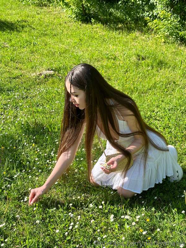 I am totally a nature person🌿 💚I love walking, picking flowe.. 2