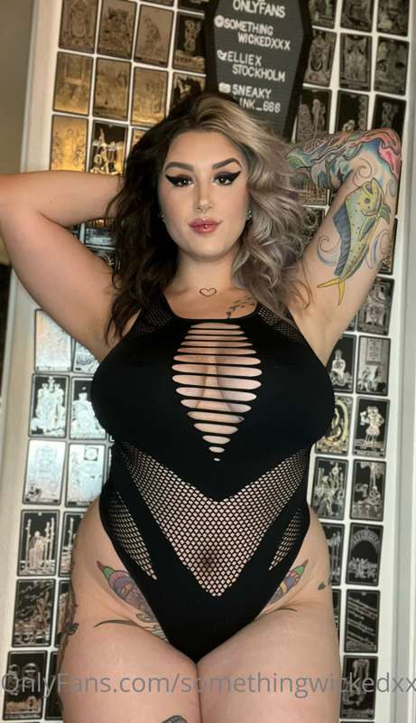 Ok not a nude but I love this pic & this outfit 😍