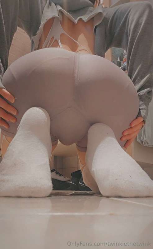 I promise I'm just wearing my booty shorts because they're c.. 6