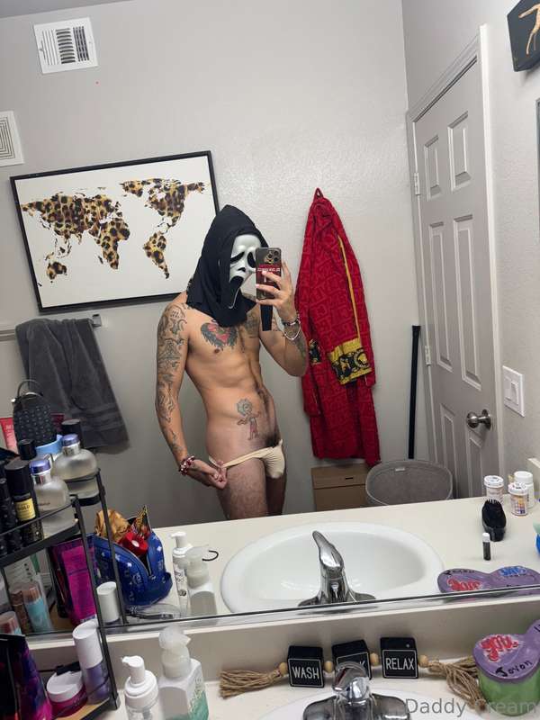 What’s your favorite scary movie ?!  2