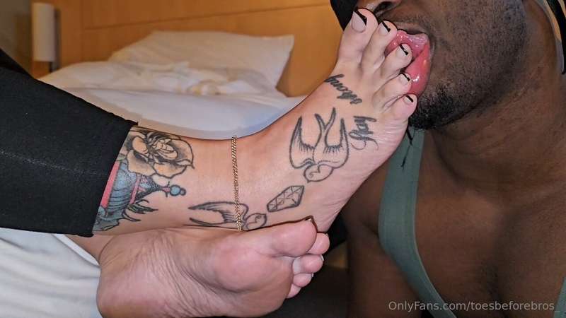 Worshipping @myablueuk sexy tattooed feet 😍 6