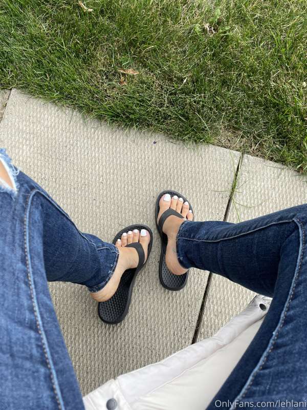 Ubie with the cute toes 😜 swipe some mani pedi pics.