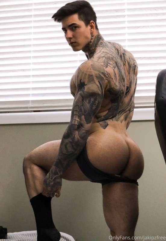 Who wants a slice of the best 🎂 in Canada 👅🍑?

All the naugh.. 1