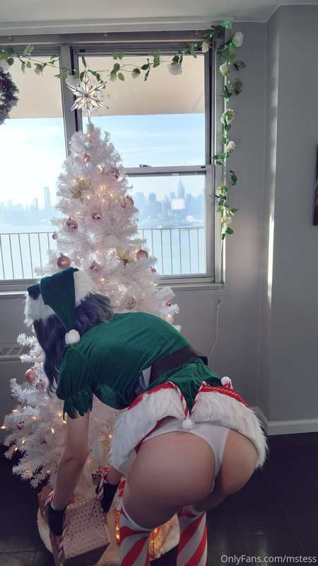 I wish I was a present looking up at your tree ;3 🎄 happy ho.. 8