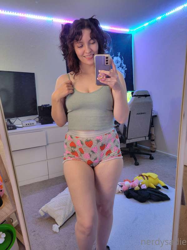 strawberries & cream
(don't tell anybody how messy my room g..