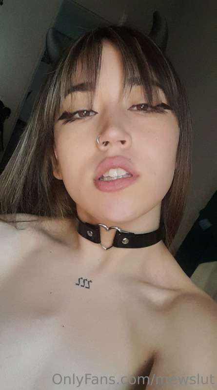 Does anyone want to see more pics with these little horns?😈🖤