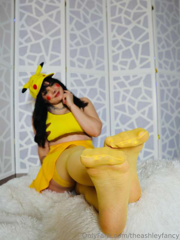 Pikachu 💛 nylons