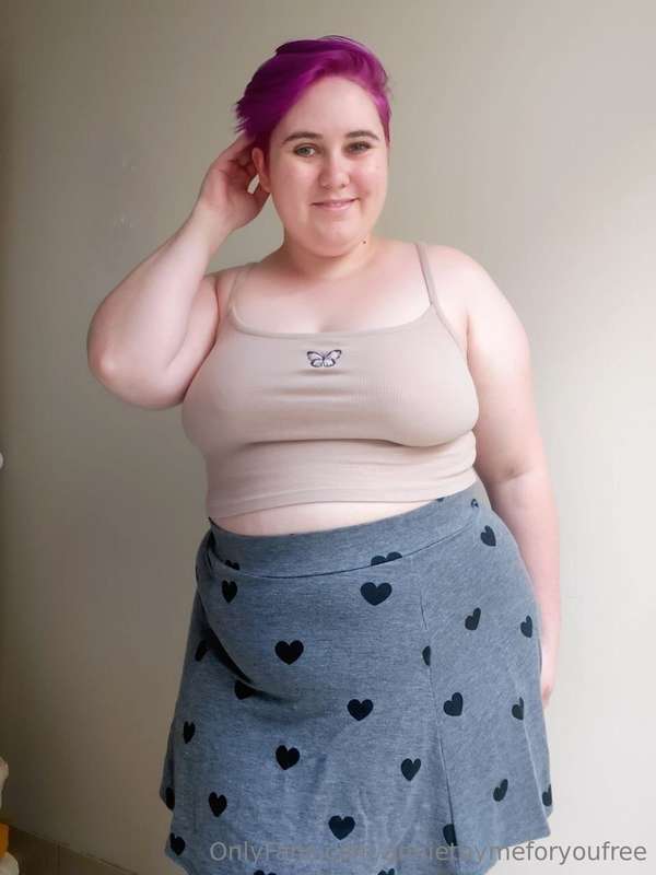 Short skirts and crops tops are always a good combo, don't y..