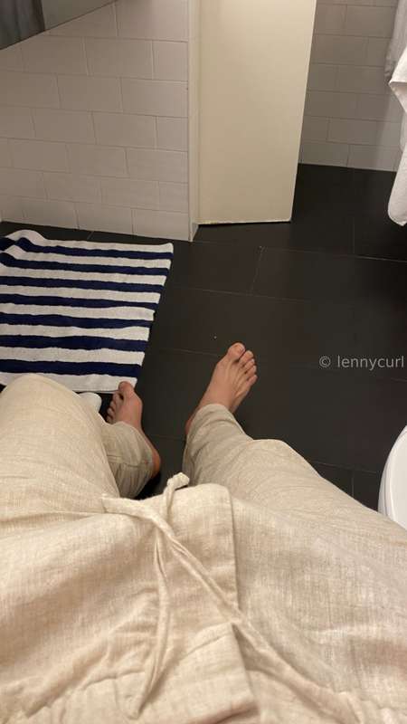 Feetlovers, are u here?😤