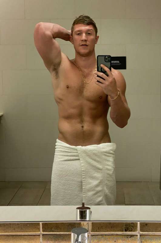 gets lonely in the shower...wanna join in?