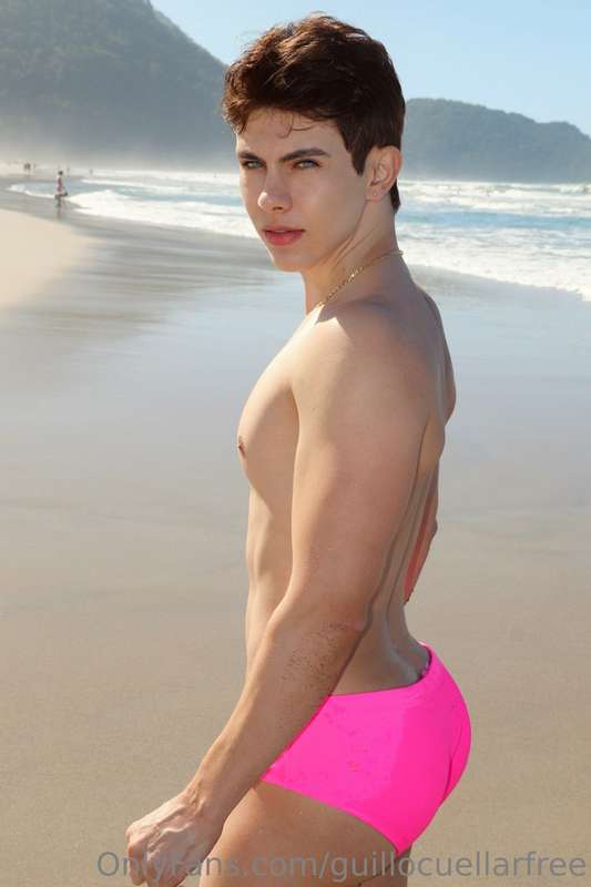 Ken goes to the beach 🏖️ comes with a removable pink swimsui..