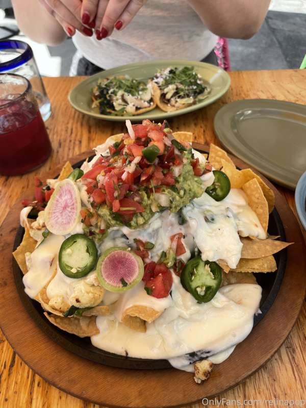 after a big lunch stuffing date with @goodgirlgrow 💗💕 3