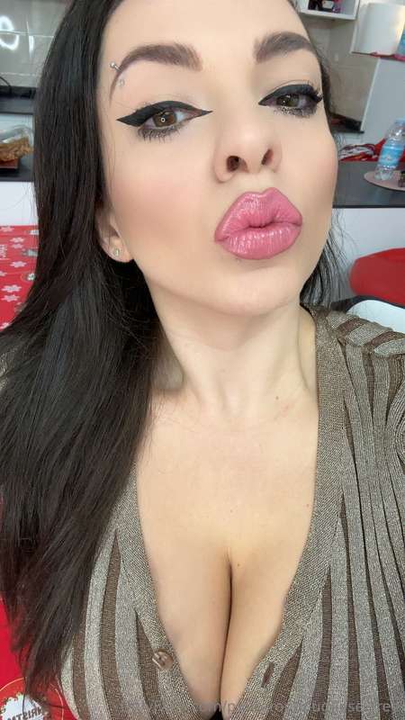 Ho voglia 💦Chi c'è per una cam?😏Con questi labbroni sapete c..