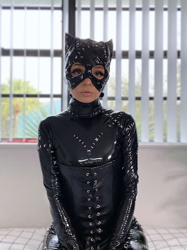 Catwoman (latex) pt. 2 🐱💗 Im definitely bringing this set ba.. 17