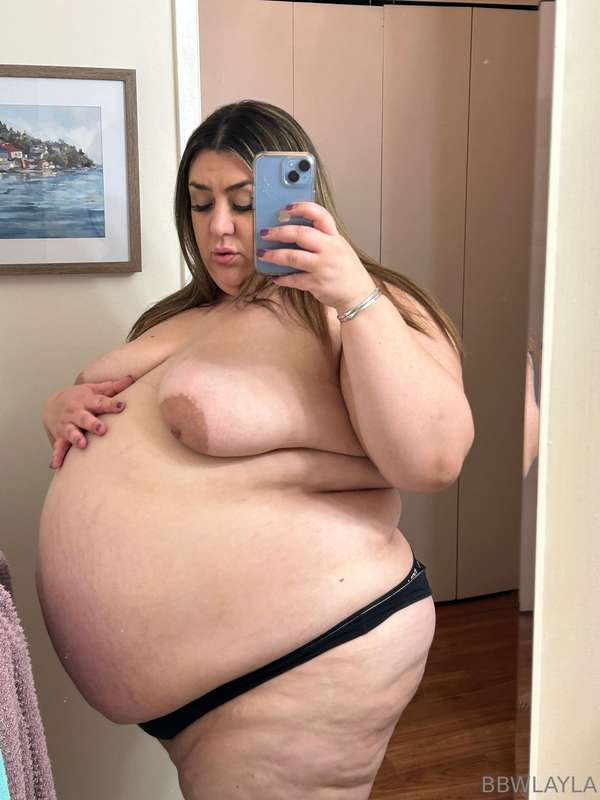 So bloated in this black thong 🥵 I look like a completely ro.. 1