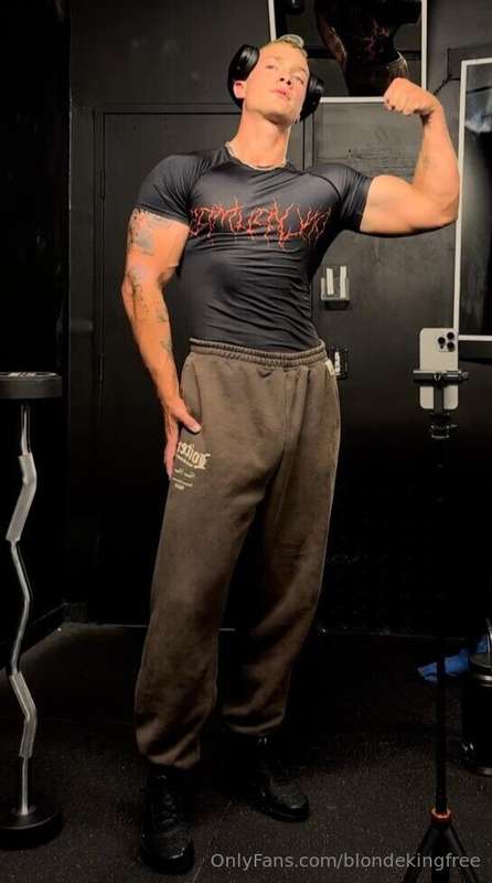 Tall and muscular @kobystanfield will provide you with satis.. 3