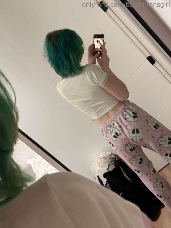 just an eepy girl tired from studying and sex :3 2