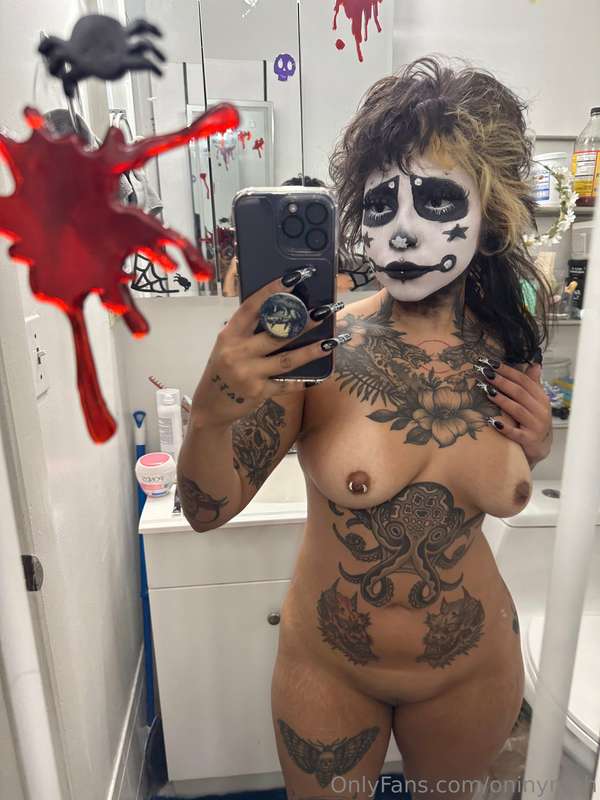 Wanna see me get fucked as a clown? 8