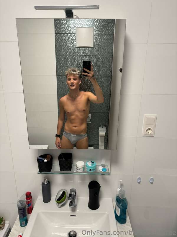 Catch a glimpse of this y0ung, blonde heartthrob with a char.. 2
